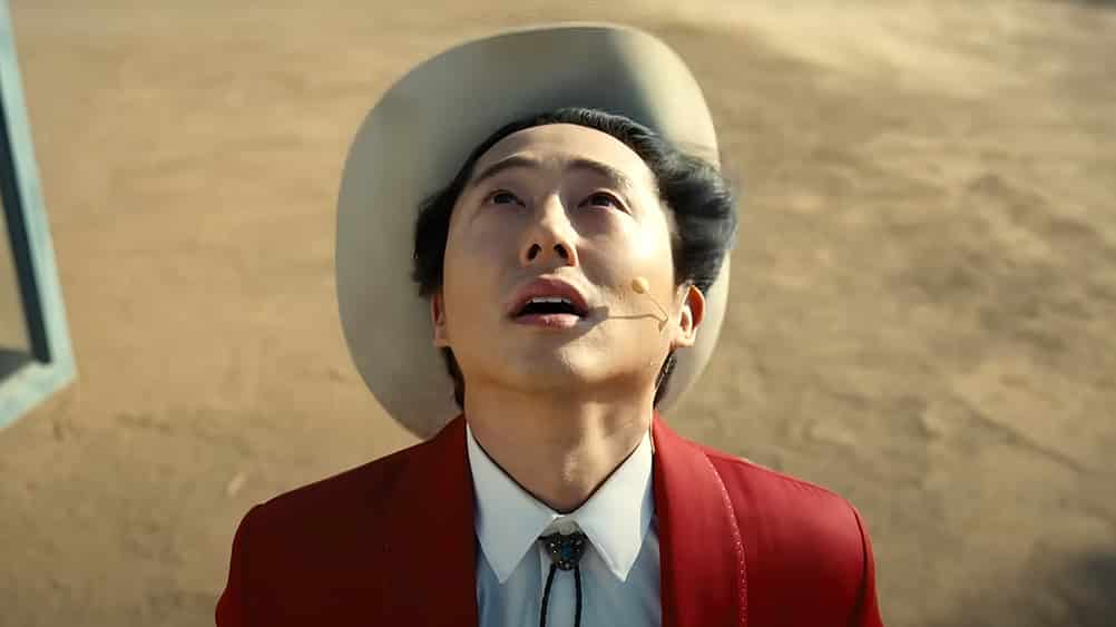 nope 2022 steven yeun looking up